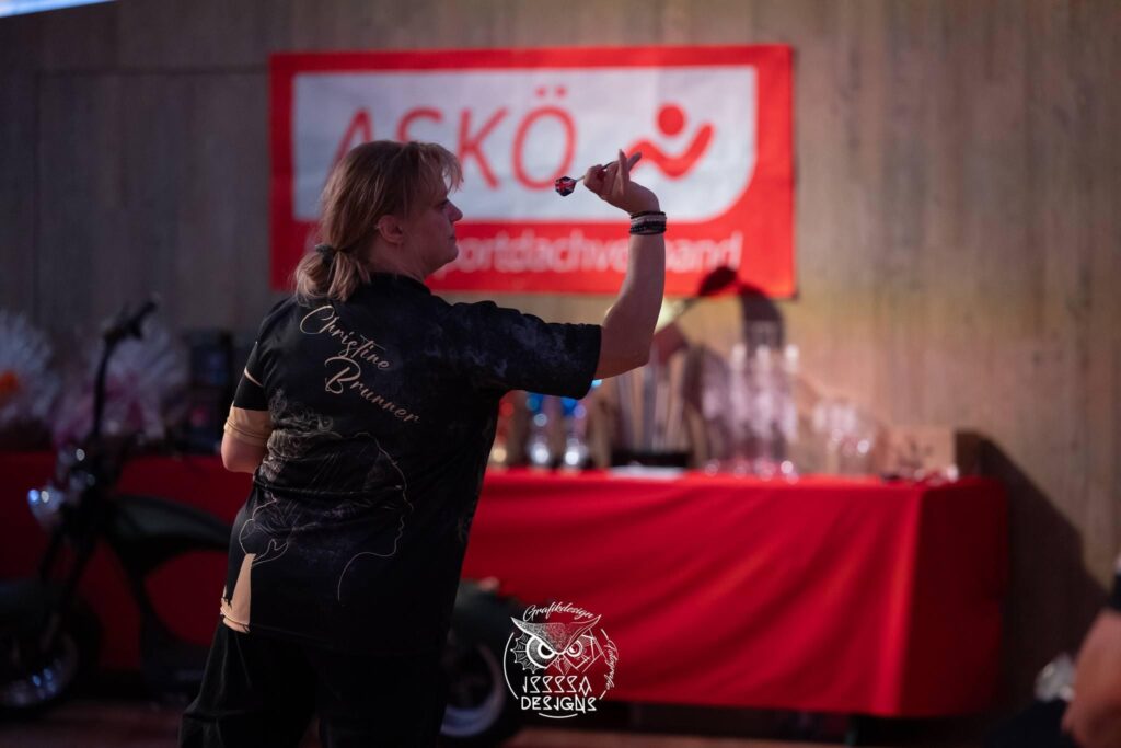 Christine Brunner beim Darten